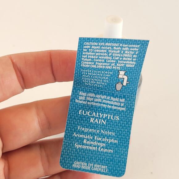 Bath & Body Works Wallflower Refills Fresh Linen. Eucalyptus Rain 0.8oz Lot of 2 - Picture 4 of 10